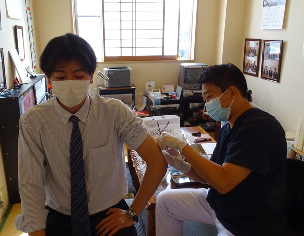 インフルエンザ接種を受ける職員