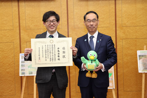 大野県知事、みどりのコバトンと一緒に記念写真!